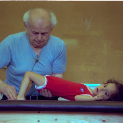 IFF Moshe and child Amherst 1981 04 l 420x420 - Die FELDENKRAIS® Methode